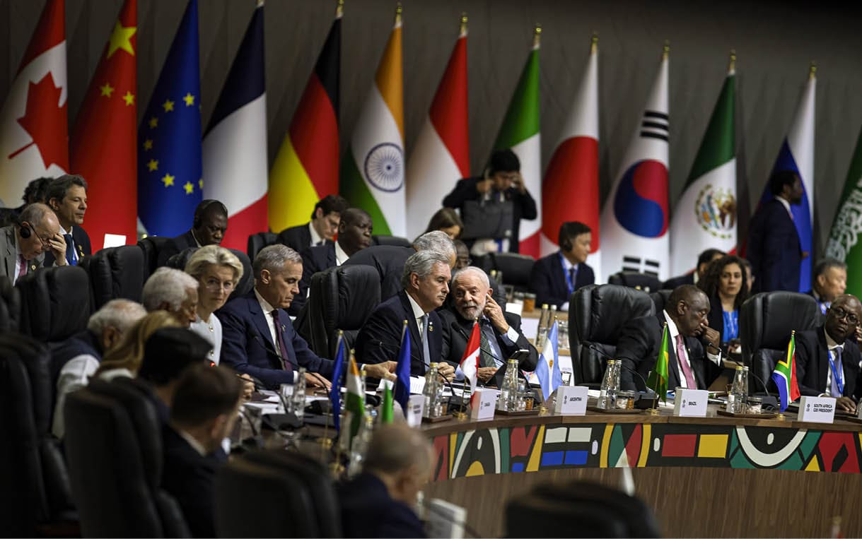 JOHANNESBURG, SOUTH AFRICA - NOVEMBER 23: The President of the European Commission Ursula von der Leyen speaks (L) as heads of state and government met on the second day of the G20 Leaders' Summit on November 23, 2025 in Johannesburg, South Africa. The heads of state and government gathered here did not include those of the United States, which boycotted the summit due to its objections to South Africa's G20 presidency. (Photo by Per-Anders Pettersson/Getty Images)