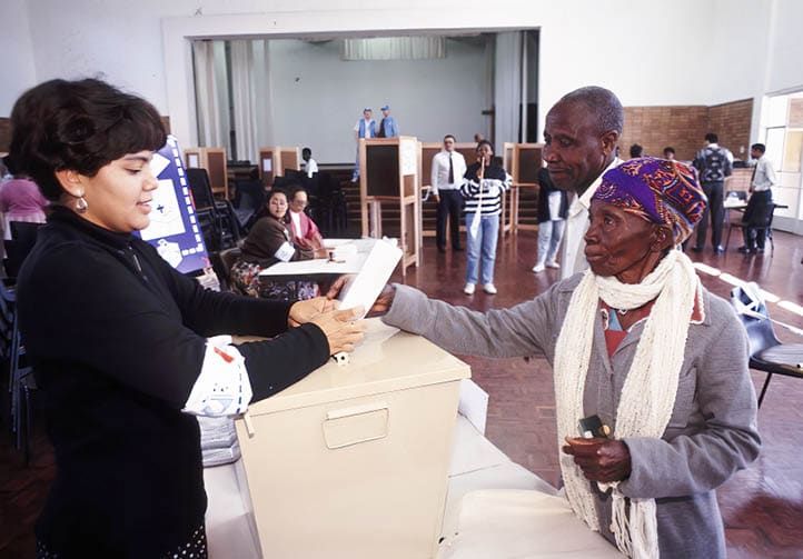 A voter casts her ballot in a polling station in Edendale Township in Pietermaritz. 1/Apr/1994. UN Photo/Chris Sattlberger. www.unmultimedia.org/photo/